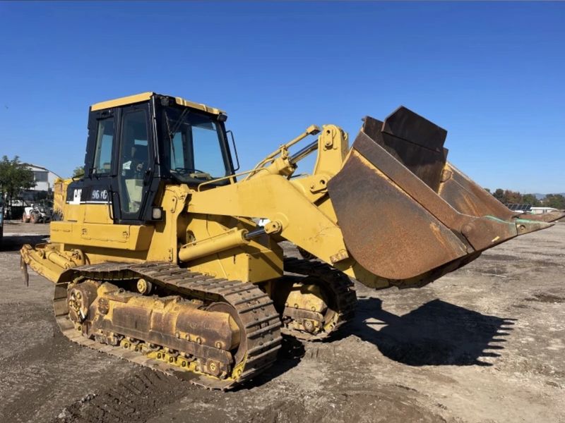 Верижна фадрома CAT 963C на Дигинг Груп при товарене на строителни отпадъци