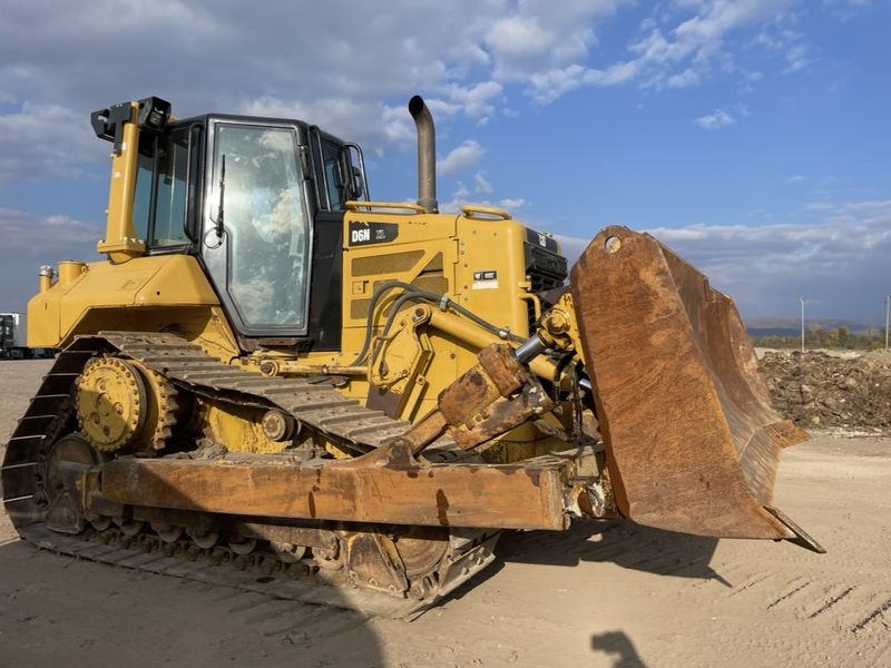 Булдозер CAT D6N LGP на Дигинг Груп с гребло за подравняване на площадка