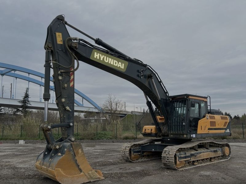 Верижен багер Hyundai HX 330 LC на Дигинг Груп на площадка за разрушаване