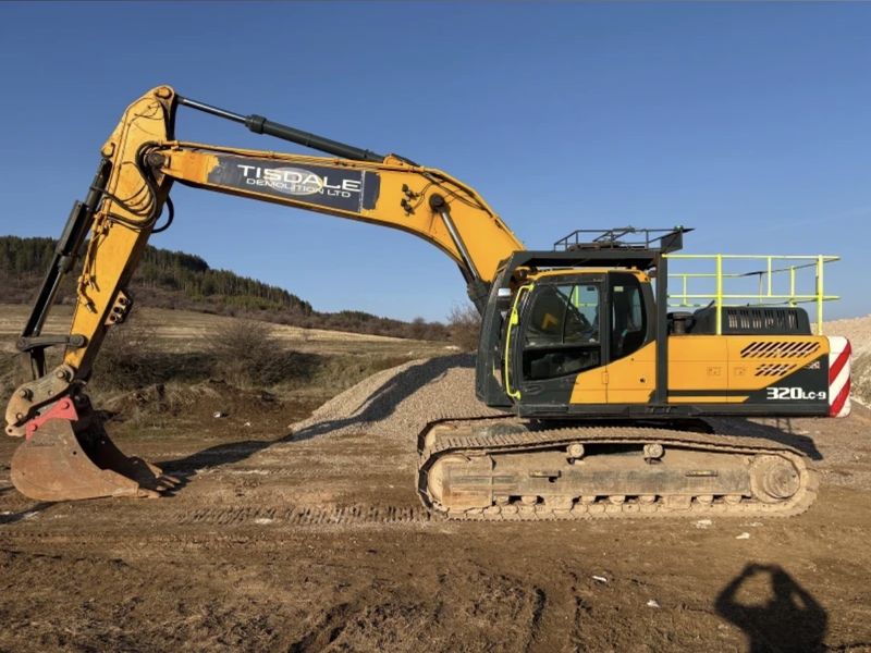 Верижен багер Hyundai R320LC-9 на Дигинг Груп за демонтаж на метални конструкции
