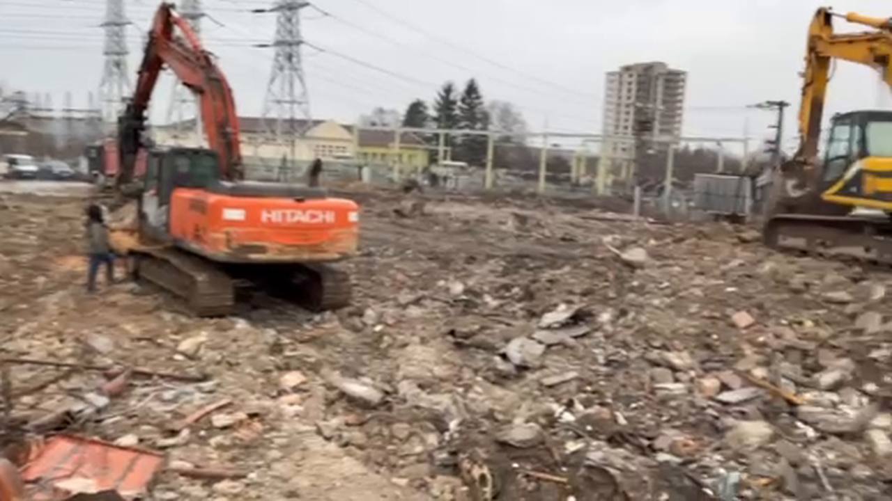 Два верижни багера разчистват площадката на ТЕЦ Шумен